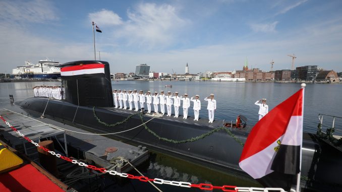 طاقم من البحرية المصرية يتسلّم غواصة ألمانية في مقر شركة "تايسن كروب" للخدمات البحرية في كيل في 8 آب/أغسطس 2017 (وكالة الأنباء الألمانية) البحرية المصرية