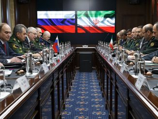 وزير الدفاع الروسي سيرجي شويجو ونظيره الإيراني حسين دهقان خلال اجتماع في موسكو في شباط/فبراير الماضي (وكالة سبوتنيك)