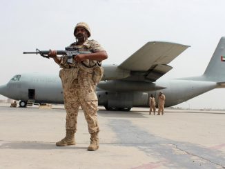 جندي إماراتي يقف حرساً بجوار طائرة نقل عسكرية إماراتية من نوع "سي-130" في مطار مدينة عدن الساحلية اليمنية الجنوبية يوم 8 آب/أغسطس 2015 (رويترز)