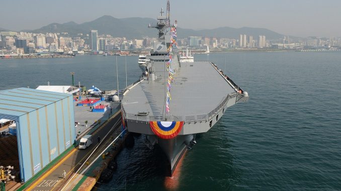منصة هبوط المروحيات (Landing Platform Helicopter) من تصميم شركة "هانجين" للصناعات الثقيلة، وهي سُمّيت على اسم مارادو - الجزيرة الجنوبية في أقصى جنوب كوريا (إدارة برنامج اقتناء مشتريات الدفاع) منصة هبوط