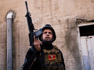 عضو في جهاز مكافحة الإرهاب التابع للقوات الخاصة العراقية في حي الجزير في الموصل بتاريخ 17 كانون الثاني/يناير 2017، خلال عملية عسكرية مستمرّة ضد مسلحي تنظيم الدولة الإسلامية (AFP)