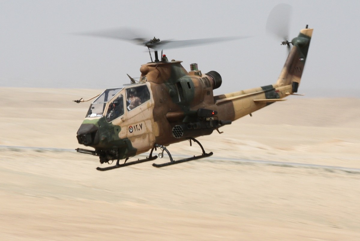 طائرة هليكوبتر كوبرا أردنية تسير باتجاه المنطقة المستهدفة خلال تدريب تدريبي للقوة السريعة ضمن فعاليات تمرين "إيغير ليون" 2016 قرب عمان، الأردن في 18 أيار/مايو 2016 (الجيش الأميركي)