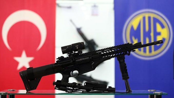 بندقية المشاة الوطنية التركية "MPT-76". يبلغ وزنها 4.3 كلغم بطول يصل إلى 88 سم، وهي تصيب الهدف على بعد 400 متر بدقة (وكالة الأناضول) بندقية المشاة الوطنية التركية "MPT-76". يبلغ وزنها 4.3 كلغم بطول يصل إلى 88 سم، وهي تصيب الهدف على بعد 400 متر بدقة (وكالة الأناضول)