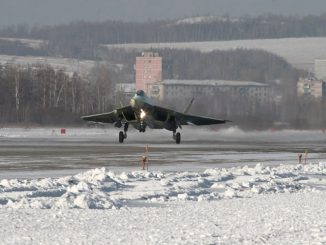 صورة صادرة عن شركة الطيران الروسية "سوخوي" في 29 كانون الثاني/يناير 2010 تُظهر مقاتلة الجيل الخامس "سو-57"، والمعروفة حالياً باسم "باك-فا"، وهي تقوم برحلتها الميدانية الأول في كومسومولسك-نا-أموري (AFP)