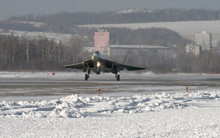 صورة صادرة عن شركة الطيران الروسية "سوخوي" في 29 كانون الثاني/يناير 2010 تُظهر مقاتلة الجيل الخامس "سو-57"، والمعروفة حالياً باسم "باك-فا"، وهي تقوم برحلتها الميدانية الأول في كومسومولسك-نا-أموري (AFP)