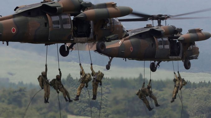 قوات الدفاع اليابانية خلال عملية الإنزال من مروحية UH-60 Black Hawk خلال تدريبات في 24 آب/ أغسطس 2017 (AFP) قوات الدفاع اليابانية خلال عملية الإنزال من مروحية UH-60 Black Hawk خلال تدريبات في 24 آب/ أغسطس 2017 (AFP)