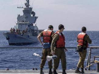 بحارة إسرائيليون على متن السفينة "إن إس هانيت" يشاركون في دورة تدريب "نوفل دينا 17" في البحر ‏الأبيض المتوسط‎ ‎‏(‏AFP‏)‏