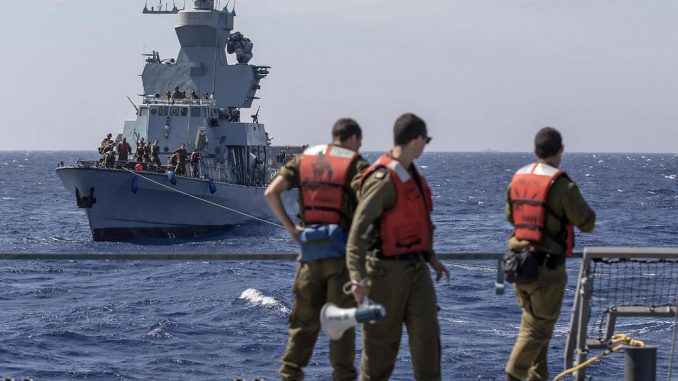 بحارة إسرائيليون على متن السفينة "إن إس هانيت" يشاركون في دورة تدريب "نوفل دينا 17" في البحر ‏الأبيض المتوسط‎ ‎‏(‏AFP‏)‏