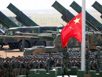 رفع العلم الصيني خلال عرض عسكري في قاعدة تدريب زوريهي في منطقة منغوليا الداخلية بشمال الصين ‏في 30 تموز/يوليو 2017 (‏AFP‏)‏