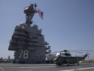 مروحية‎ ‎‏"مارين وان" (‏Marine One‏) تابعة لمشاة البحرية الأميركية متمركزة على متن حاملة الطائرات "يو ‏أس أس جيرالد فورد" خلال حفل تكليفها في نورفولك، فيرجينيا، يوم 22 تموز/يوليو 2017 (‏AFP‏)‏