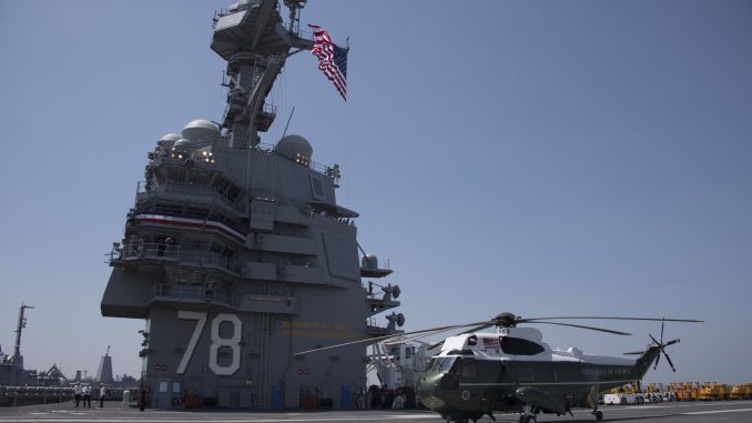 مروحية "مارين وان" (Marine One) تابعة لمشاة البحرية الأميركية متمركزة على متن حاملة الطائرات "يو أس أس جيرالد فورد" خلال حفل تكليفها في نورفولك، فيرجينيا، يوم 22 تموز/يوليو 2017 (AFP) مروحية "مارين وان" (Marine One) تابعة لمشاة البحرية الأميركية متمركزة على متن حاملة الطائرات "يو أس أس جيرالد فورد" خلال حفل تكليفها في نورفولك، فيرجينيا، يوم 22 تموز/يوليو 2017 (AFP)