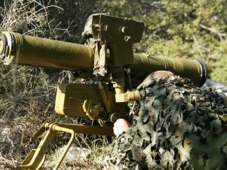 صورة تم التقاطها في 21 شباط/فبراير 2007 تُظهر عنصراً من حزب الله يهدف إلى إطلاق صاروخ كورنت ‏المضاد للدبابات، في مكان غير معروف في جنوب لبنان (‏AFP‏)‏