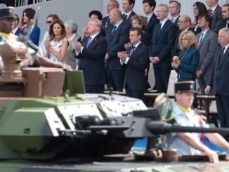 الرئيس الفرنسي إيمانويل ماكرون وزوجته بريجيت ماكرون إلى جانب نظيره الأميركي دونالد ترامب والسيدة الأولى ميلانيا ترامب خلال العرض العسكري السنوي في يوم الباستيل في شارع الشانزليزيه في باريس في 14 تموز/يوليو 2017 (AFP)
