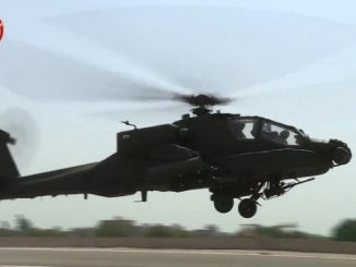 مقتطفات من تصوير فيديو صادر عن وزارة الدفاع المصرية في 25 تشرين الثانب/نوفمبر 2017 تظهر ‏طائرة هليكوبتر هجومية من طراز "أباتشي" تابعة للقوات الجوية المصرية في مطار غير محدّد العنوان ‏‏(‏AFP‏)‏