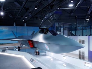 نموذج عن مقاتلة الجيل السادس البريطانية التي كشف عنها وزير الدفاع غافن ويليامسون خلال معرض ‏‏"فارنبوروه للطيران 2018" في 16 تموز/يوليو الجاري (وكالة رويترز)‏