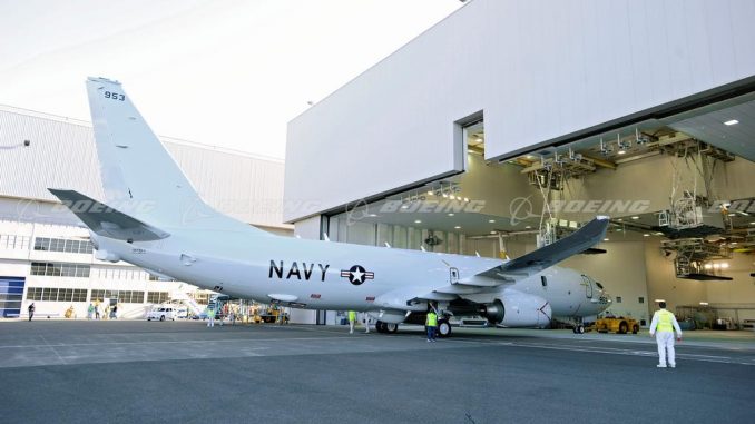 أول طائرة P-8A Poseidon مطلاة تتدحرج من حظيرة الطلاء في منشأة بوينغ في واشنطن، في نيسان /أبريل 2009، وتعرض شكلها الجديد في البحرية الأميركية (شركة بوينغ) طائرة P-8A Poseidon