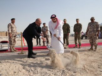 وزير الدفاع القطري وقائد الجناح الجوي الأميركي في قاعدة العديد يضعان حجر الأساس لمشروع توسيع القاعدة في 24 تموز/ يوليو