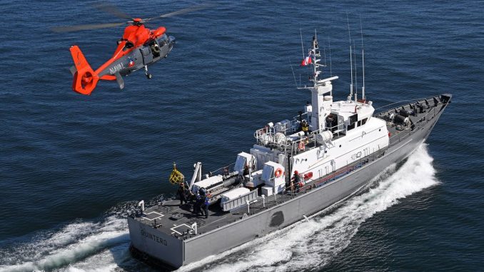 مروحية H-125 تحلّق فوق سفينة فرنسية (موقع إيرباص للمروحيات) مروحية H-125