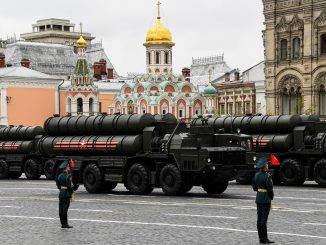 أنظمة الصواريخ ‏S-400 Triumph‎‏ الروسية متوسطة وطويلة المدى تمر عبر الميدان الأحمر خلال ‏العرض العسكري ليوم النصر في موسكو يوم 9 أيار/مايو 2017 (‏AFP‏)‏