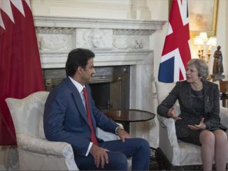 أمير قطر الشيخ تميم بن حمد آل ثاني ورئيسة وزراء بريطانيا تيريزا ماي ، في 24 تموز/ يوليو خلال التوقيع على خطاب نوايا للتعاون لمكافحة الإرهاب
