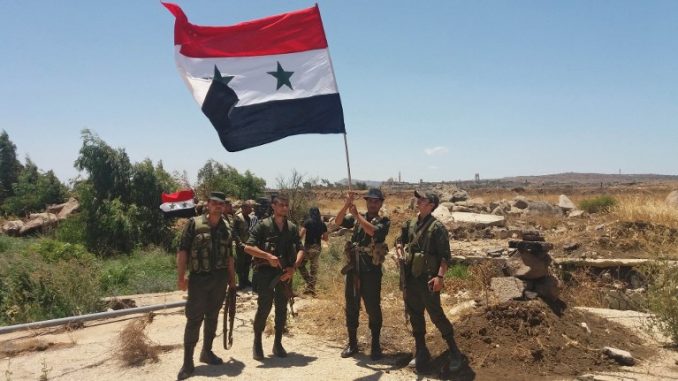 صورة تم نشرها من قبل وكالة الأنباء السورية الرسمية (سانا) في 26 تموز/يوليو 2018 تُظهر جنود الجيش السوري يحملون العلم الوطني في قرية الحميدية في محافظة القنيطرة الجنوبية (AFP) الجيش السوري