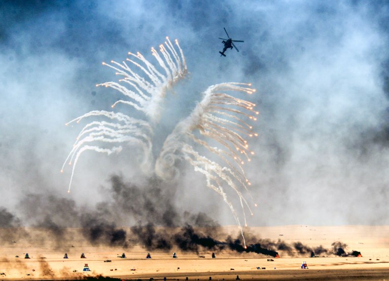طائرة هليكوبتر عسكرية كويتية تشارك في مناورة عسكرية للذخيرة الحية في منطقة الاديرع العسكرية، على ‏بعد 140 كلم شمال مدينة الكويت، في 17 كانون الثاني/يناير 2017 (‏AFP‏)‏