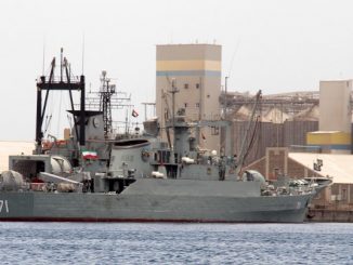 السفن الحربية العسكرية الإيرانية "‏Alvand‏" (إلى اليمين) وسفينة إعادة الشحن الخفيفة "بوشهر" ترسوان ‏لإعادة التزود بالوقود في 6 أيار،مايو 2014 في بورتسودان، على بعد 250 كيلومترا (155 ميلا) عبر ‏البحر الأحمر من المنافس الإقليمي الإيراني - المملكة العربية السعودية (‏AFP‏)‏