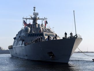 سفينتان جديدتان من سفن القتال الساحلي، كتلك في الصورة، تنضمان إلى الأسطول البحري الأميركي هذا ‏الأسبوع. (صورة من البحرية الأميركية بواسطة ‏MC2 Amanda Battles‏)‏