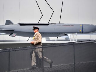 أحد أفراد الجيش يمرّ إلى جانب صاروخ ستورم شادو/سكالب من إنتاج شركة MBDA في معرض فارنبورو الجوي، جنوب غرب لندن في 17 تموز/يوليو 2018 (AFP)