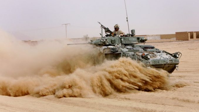 جنود من الكتيبة الملكية الكندية يقودون عربتهم المدرعة الخفيفة (LAV) عبر منطقة مضطربة في بانجواي، مقاطعة قندهار، في 9 تشرين الثاني/نوفمبر 2006 (AFP) جنود من الكتيبة الملكية الكندية يقودون عربتهم المدرعة الخفيفة (LAV) عبر منطقة مضطربة في بانجواي، مقاطعة قندهار، في 9 تشرين الثاني/نوفمبر 2006 (AFP)