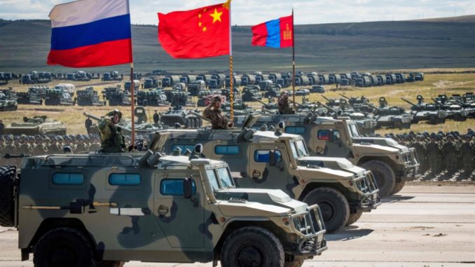قوات روسية صينية منغولية تشارك في تدريبات فوستوك 2018 - "أ ف ب"