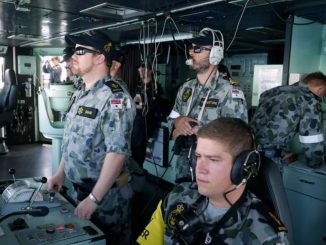 أفراد طاقم على متن فرقاطة تابعة للبحرية الملكية الأسترالية في أكبر مناورة بحرية أسترالية قبالة ميناء داروين الشمالي الاستراتيجي يوم 7 أيلول/سبتمبر 2018 (رويترز)