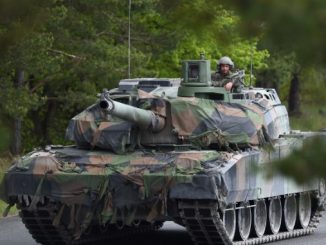 جندي فرنسي يقود دبابة "لوكلير" بعد التمارين الحية الصديقة بين دول عدّة ضمن فعاليات "أوروبا القوية ‏‏– تحدّي الدبابات 2017" في موقع التمارين في غرافينووهر، بالقرب من إشنباخ، جنوب ألمانيا، في 12 ‏أيار/مايو 2017 (‏AFP‏)‏