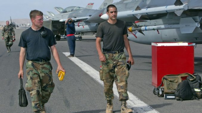 طياران يسيران على مدرج المطار على منديلو في أرخبيل غرب أفريقيا في 22 حزيران/يونيو 2006 خلال أول مناورة تابعة لمنظمة حلف شمال الأطلسي في أفريقيا (AFP) طياران