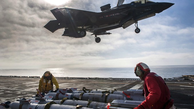 بحارة أميركيون معنيّون بتزويد قنابل GBU-12 Paveway II Plus الموجهة بالليزر على مقاتلات "أف-35بي" خلال عمليات اختبار الطيران في المحيط الهادئ في 5 تشرين الثاني/نوفمبر 2016 (البحرية الأميركية/شركة لوكهيد مارتن) بحارة أميركيون معنيّون بتزويد قنابل GBU-12 Paveway II Plus الموجهة بالليزر على مقاتلات "أف-35بي" خلال عمليات اختبار الطيران في المحيط الهادئ في 5 تشرين الثاني/نوفمبر 2016 (البحرية الأميركية/شركة لوكهيد مارتن)