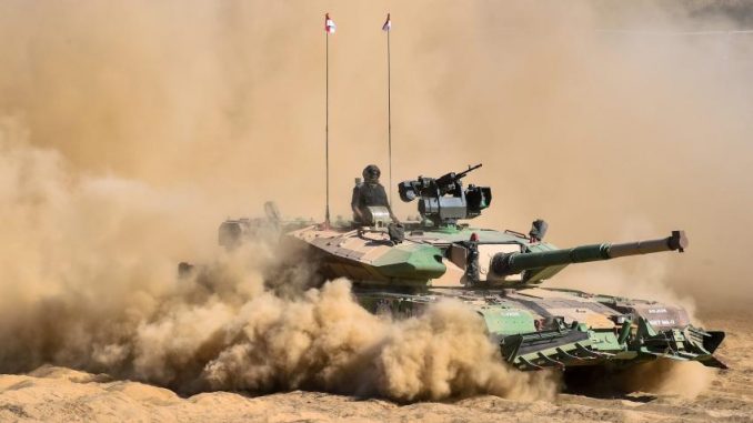 دبابة هندية من طراز Arjun Mark II خلال عرض عسكري في 11 نيسان/أبريل 2018 في معرضDefExpo 2018، وهو معرض دفاعي للمعدات العسكرية الهندية يُقام على مشارف تشيناي (AFP) دبابة هندية من طراز Arjun Mark II خلال عرض عسكري في 11 نيسان/أبريل 2018 في معرضDefExpo 2018، وهو معرض دفاعي للمعدات العسكرية الهندية يُقام على مشارف تشيناي (AFP)