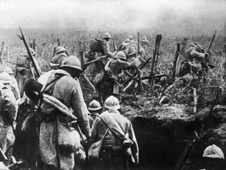 صورة التُقطت في عام 1916 تُظهر الجنود الفرنسيون في هجوم من خندقهم خلال معركة فردان، شرق فرنسا، خلال الحرب العالمية الأولى (AFP)