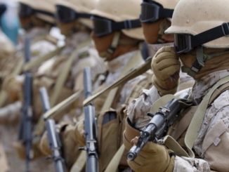 عناصر من القوات السعودية في حالة تأهب عند قاعدتها في مدينة عدن الساحلية جنوب اليمن 28 أيلول/سبتمبر 2015 (رويترز)