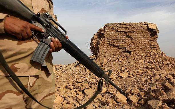 جندي من الجيش العراقي يحمل بندقية هجومية من طراز M16 بينما كان يقف حراسة على أطلال موقع نمرود الأثري ، والتي تضررت بشدة من جهاديين من تنظيم الدولة الإسلامية، بعد استعادة القوات العراقية للبلدة القديمة الواقعة على بعد 30 كيلومترا جنوبا. من الموصل في محافظة نينوى (AFP) الجيش العراقي