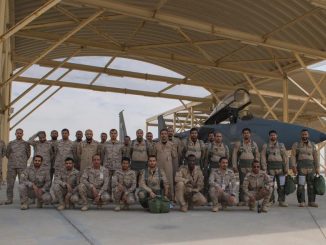 عناصر من القوات الجوية الملكية السعودية إثر وصولهم إلى الإمارات للمشاركة في تمرين مركز الحرب الجوي الصاروخي ٢٠١٨ في 18 تشرين الأول/ أكتوبر