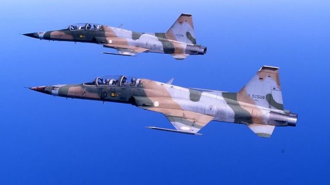 مقاتلتا أف-5 تابعتان لسلاح الجو التونسي (صورة أرشيفية) مقاتلتا أف-5 تابعتان لسلاح الجو التونسي (صورة أرشيفية)