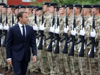 الرئيس الفرنسي إيمانويل ماكرون أمام عناصر من القوات المسلّحة (صورة أرشيفية)