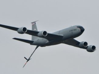 طائرة صهريج للتزود بالوقود من طراز بوينغ KC-135 خلال مناورات للقوات الجوية في القاعدة الجوية العسكرية لـ Starokostyantyniv في 12 أكتوبر 2018 (AFP)