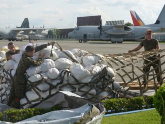قوات المارينز الأميركية تحضر مواد الإغاثة قبل أن يتم تحميلها على طائرة KC-130 لضحايا الإعصار هايان سوبر في تاكلوبان، في قاعدة عسكرية في مانيلا في 14 تشرين الثاني/نوفمبر 2013 (AFP)