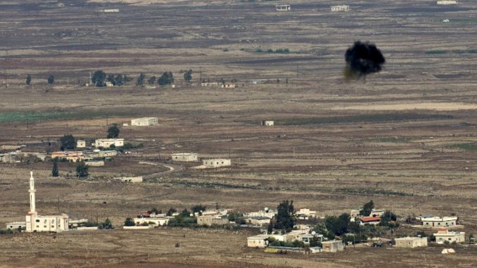 صورة مأخوذة من مرتفعات الجولان التي ضمتها إسرائيل تُظهر انفجار قذيفة في الهواء قرب قرية البريقة في 13 تشرين الثاني/نوفمبر 2012 (AFP) الضربات الإسرائيلية
