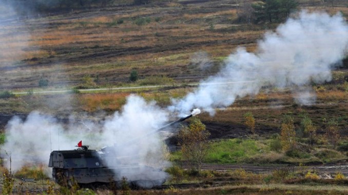جنود على مدفع هاوتزر "Panzerhaubitze 2000" ذاتي الدفع تابع للقوات المسلحة الألمانية خلال "تمرين العمليات البرية 2017" في منطقة التدريب العسكري في مونستر، شمال ألمانيا، في 13 تشرين الأول/أكتوبر 2017 (AFP) جنود على مدفع هاوتزر "Panzerhaubitze 2000" ذاتي الدفع تابع للقوات المسلحة الألمانية خلال "تمرين العمليات البرية 2017" في منطقة التدريب العسكري في مونستر، شمال ألمانيا، في 13 تشرين الأول/أكتوبر 2017 (AFP)
