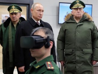 الرئيس الروسي فلاديمير بوتين، يرافقه وزير الدفاع سيرجي شويغو، يزوران أكاديمية بيتر للقوات الاستراتيجية للقوات الصاروخية في بالاشيخا خارج موسكو في 22 كانون الأول/ديسمبر 2017 (AFP)