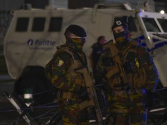 جنود بلجيكيون يقفون في حراسة مبنى "قصر العدل" في بروكسل في 5 فبراير 2018 لافتتاح محاكمة المشتبه به الرئيس في هجمات نوفمبر 2015 في باريس صلاح عبد السلام (AFP)