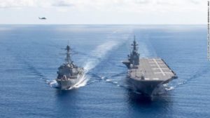 سفينة اليابان الحربية JS Izumo ومدمّرة أميركية في بحر الصين الجنوبي عام 2017