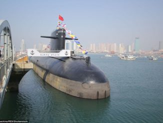غواصة نووية صينية من طراز Type 091 خلال عرضها في 1 آذار/ مارس 2017 في المتحف البحري الصيني شرق مقاطعة شاندونغ الصينية.